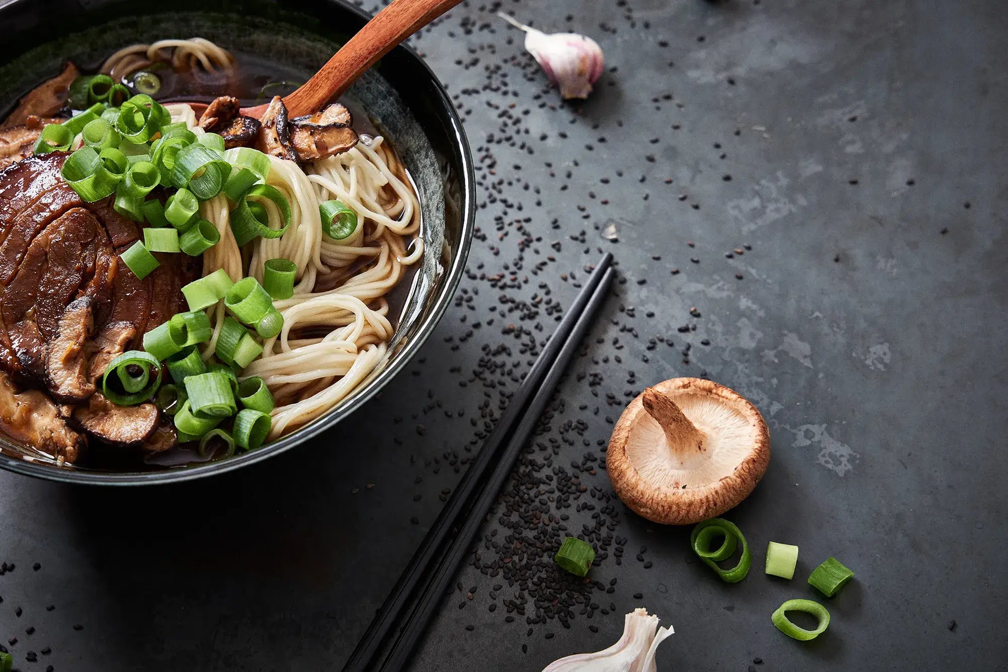 Genieße handgemachte Ramen ganz einfach Zuhause.