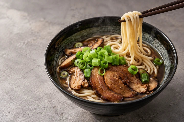 Servierte Black Garlic Ramen mit angehobenen Nudeln als Beispielsorte im Probierpaket